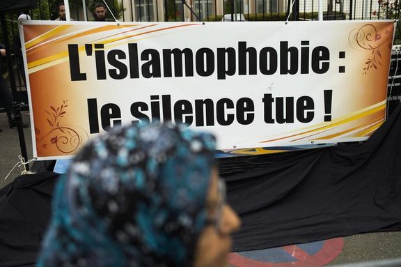 Rassemblement à l'appel du Collectif contre l'islamophobie, après l'agression de deux femmes voilées en pleine rue, à Argenteuil, le 22 juin 2013.